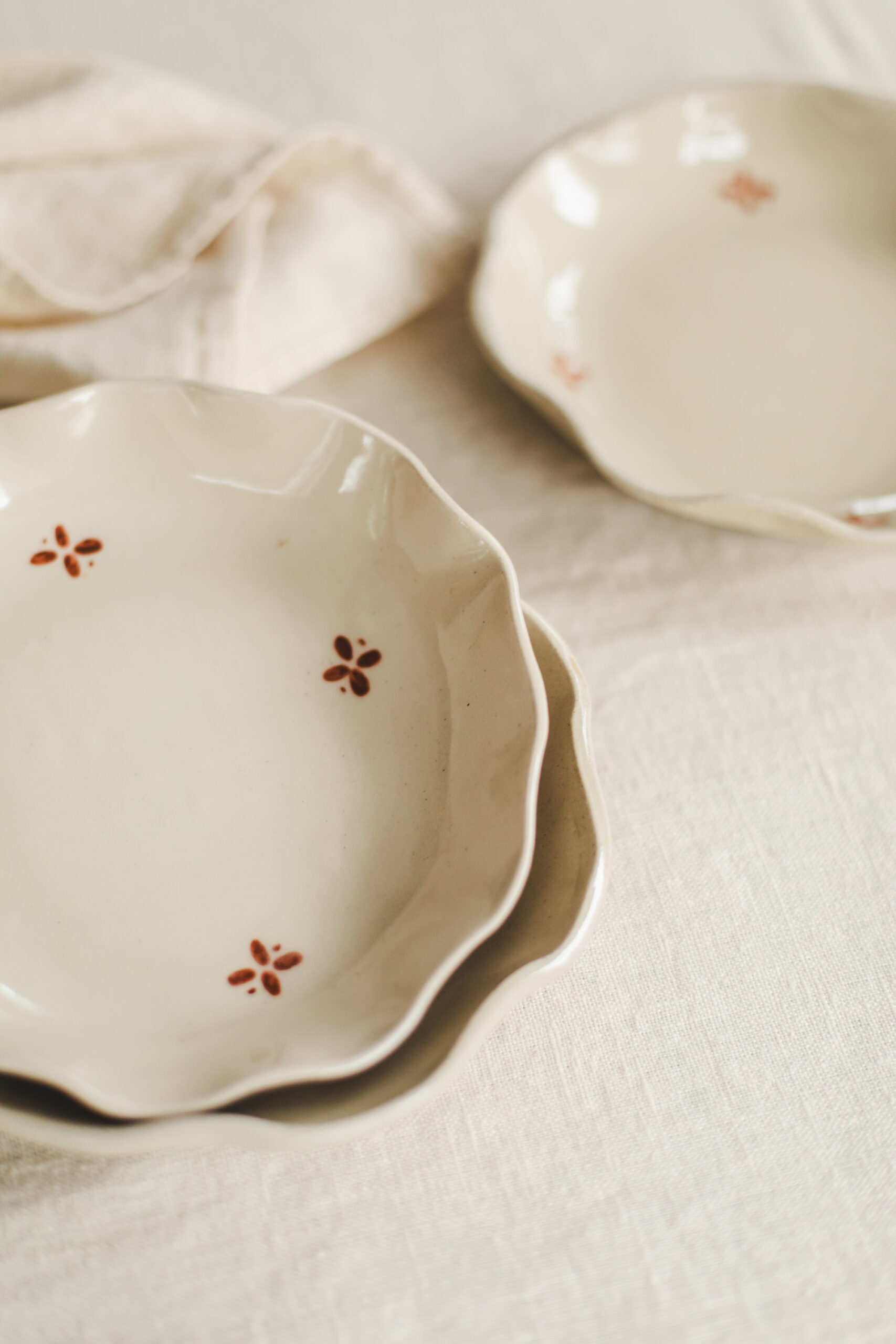 sorbetliving-spring-decorated-plate-mocha-34542026