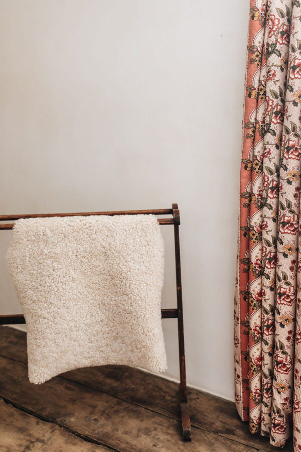 SorbetLivingAW26_AbbieMelle_curly_sheepskin_rug_30
