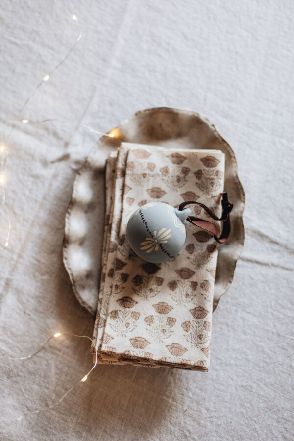 SorbetLivingAW26_AbbieMelle_hand_painted_bauble_soft_grey_160