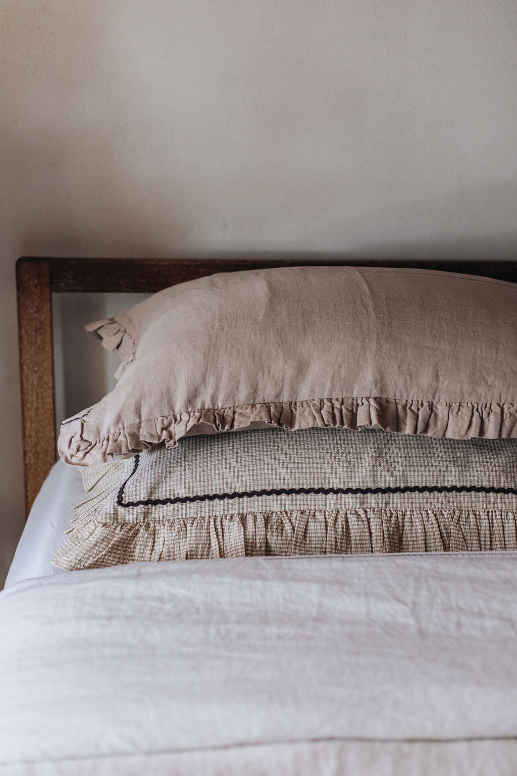 SorbetLivingAW26_AbbieMelle_putty-ruffle-linen-pillowcase_19