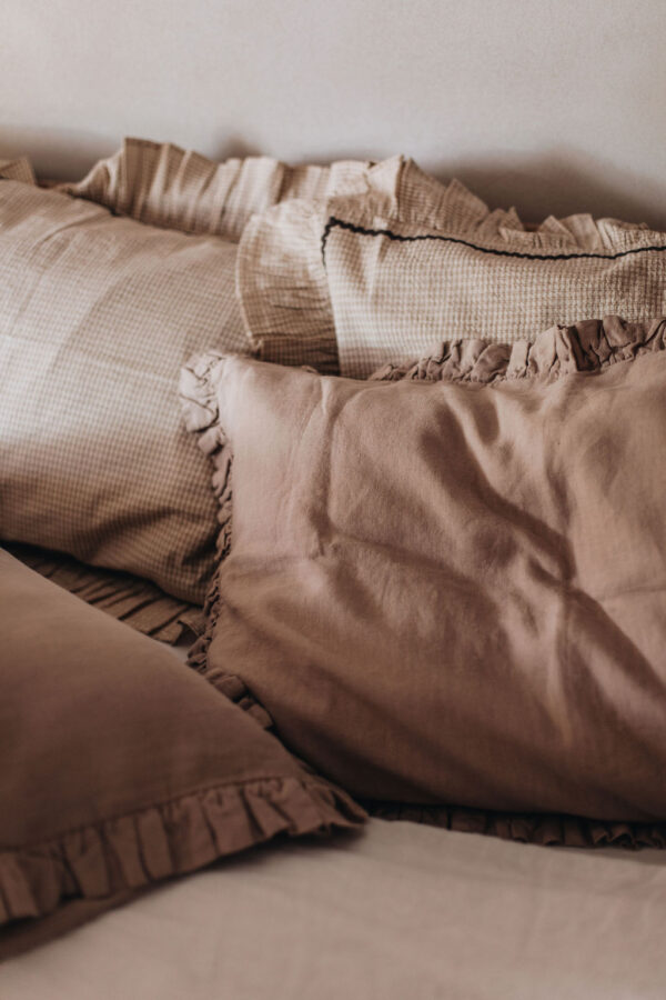 SorbetLivingAW26_AbbieMelle_putty_ruffle_linen_pillowcase_21