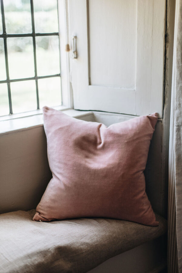 SorbetLivingAW26_AbbieMelle_velvet_and_linen_cushion-pink_99