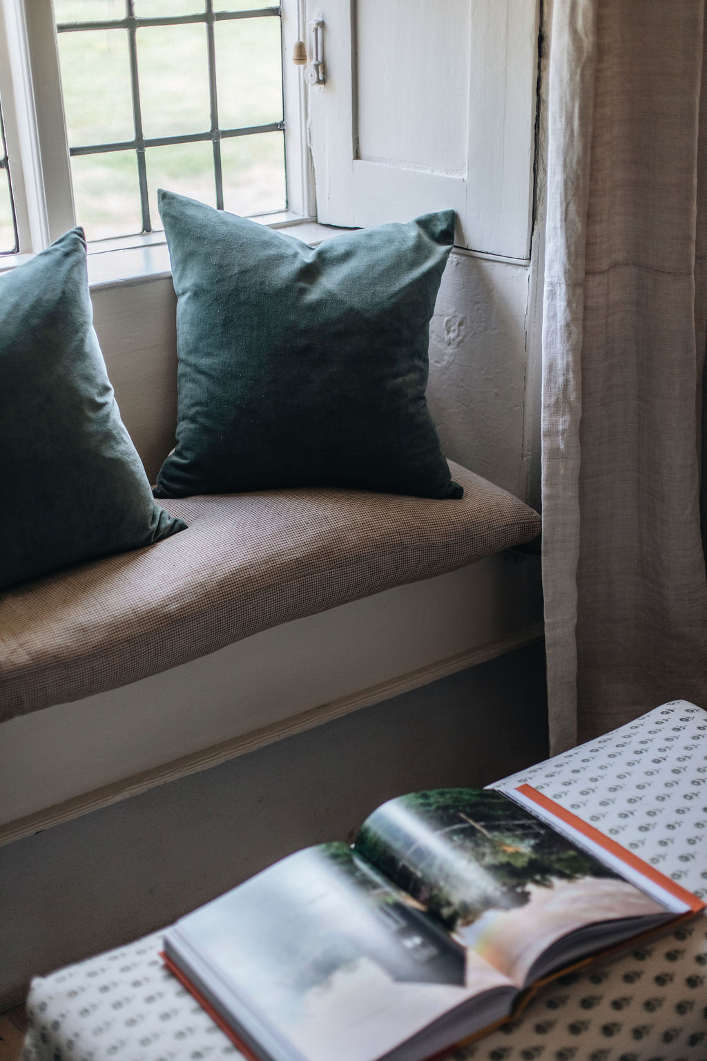 SorbetLivingAW26_AbbieMelle_velvet_and_linen_cushion_sage_103