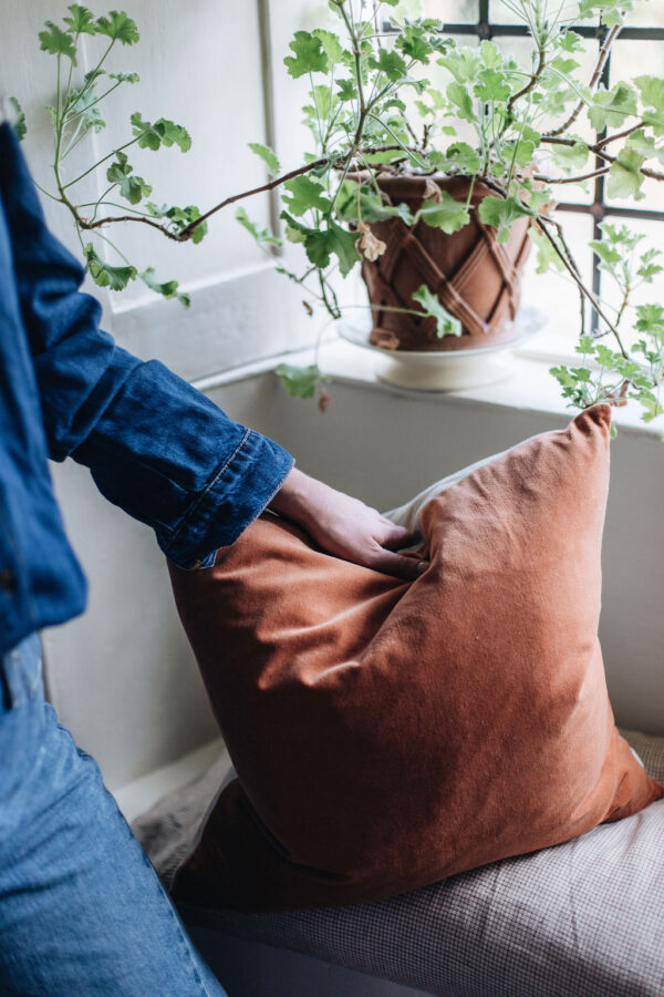 SorbetLivingAW26_AbbieMelle_velvet_and_linen_cushion_terracotta_95