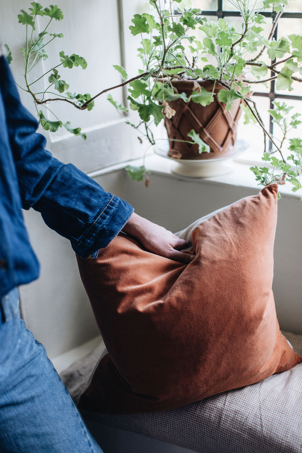 SorbetLivingAW26_AbbieMelle_velvet_and_linen_cushion_terracotta_95